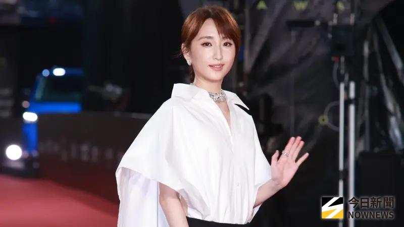 ▲楊謹華以《影后》奪下第60屆金鐘視后，終於在與柯佳嬿3度對決後勝出，破了柯佳嬿連勝100%紀錄，柯佳嬿也在台下展現風度拍手為勁敵鼓掌。（圖／NOWNEWS攝影中心）