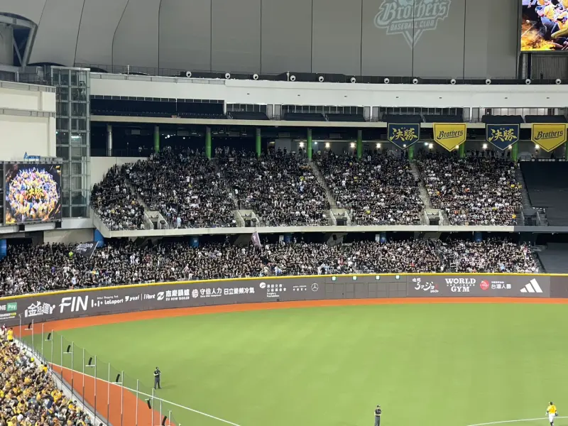 ▲樂天桃猿客場出賽，球迷約莫3500人，全坐在左外野應援，但隨著球隊力壓主場的中信兄弟，3500人也賣力應援，力抗滿場3.7萬象迷。（圖／記者林子翔攝 ,2025.10.18）