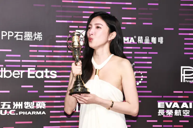 楊謹華得視后「穿布鞋上台」被拍！爆沒想到會拿獎　高跟鞋早脫掉