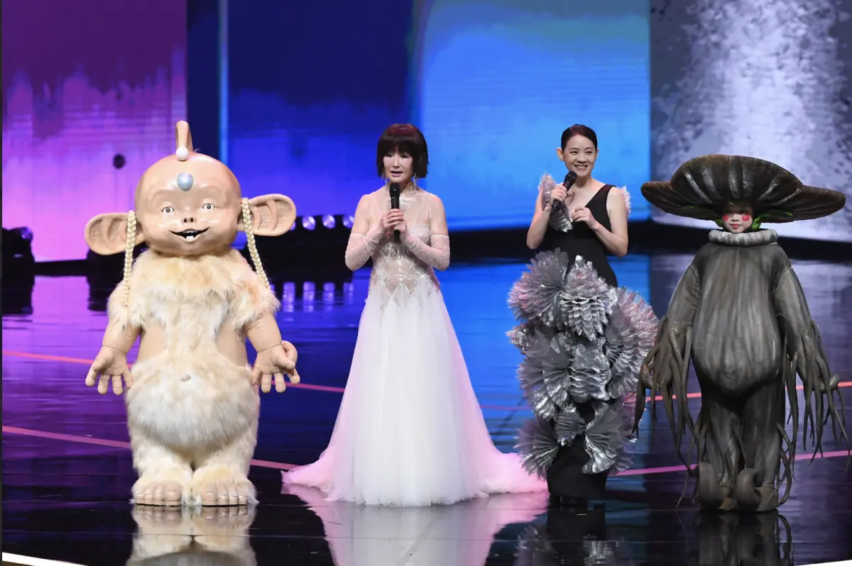 ▲金鐘60戲劇類頒獎典禮，曾經風靡全台的《浴火鳳凰》裡的只會叫著「嗶啵」的神獸嘟嘟（左一），以及《靈山神劍》裡的靈芝草人（右一）再度現身舞台，資深觀眾直嚷著：「童年的回憶回來了！」（圖／三立提供）