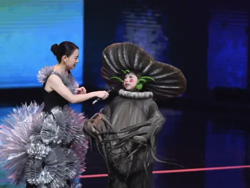 ▲曾寶儀（左）訪問《靈山神劍》裡超受兒童觀眾喜愛的靈芝草人（右），他還是只會講「哎呀呀」。當年該劇播出時，靈芝草人曾經比劇裡的主角還要受歡迎。（圖／三立提供）