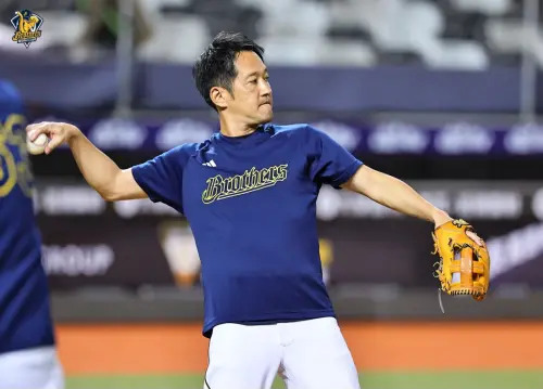 ▲中信兄弟總教練平野惠一，賽前下場參與球隊傳接球熱身。（圖／中信兄弟提供）