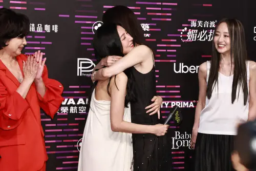 ▲楊謹華（左二）領獎後在後台和謝盈萱（右二）相擁。（圖／NONEWS攝影中心）