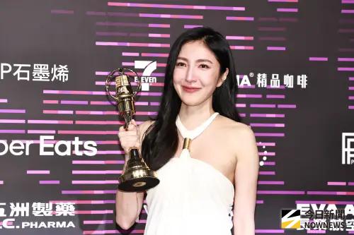 楊謹華(如圖)獲得金鐘60戲劇節目女主角獎,上台領獎時她強忍眼淚,於後台受訪時淚崩。(圖/NOWNEWS攝影中心) ▲楊謹華(如圖)獲得金鐘60戲劇節目女主角獎,上台領獎時她強忍眼淚,於後台受訪時淚崩。(圖/NOWNEWS攝影中心)