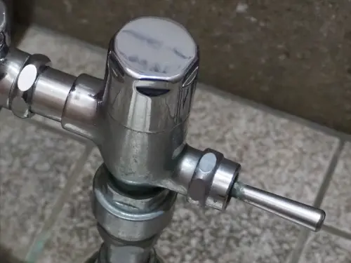 ▲蹲式馬桶、馬桶沖水（圖／取自photoAC）