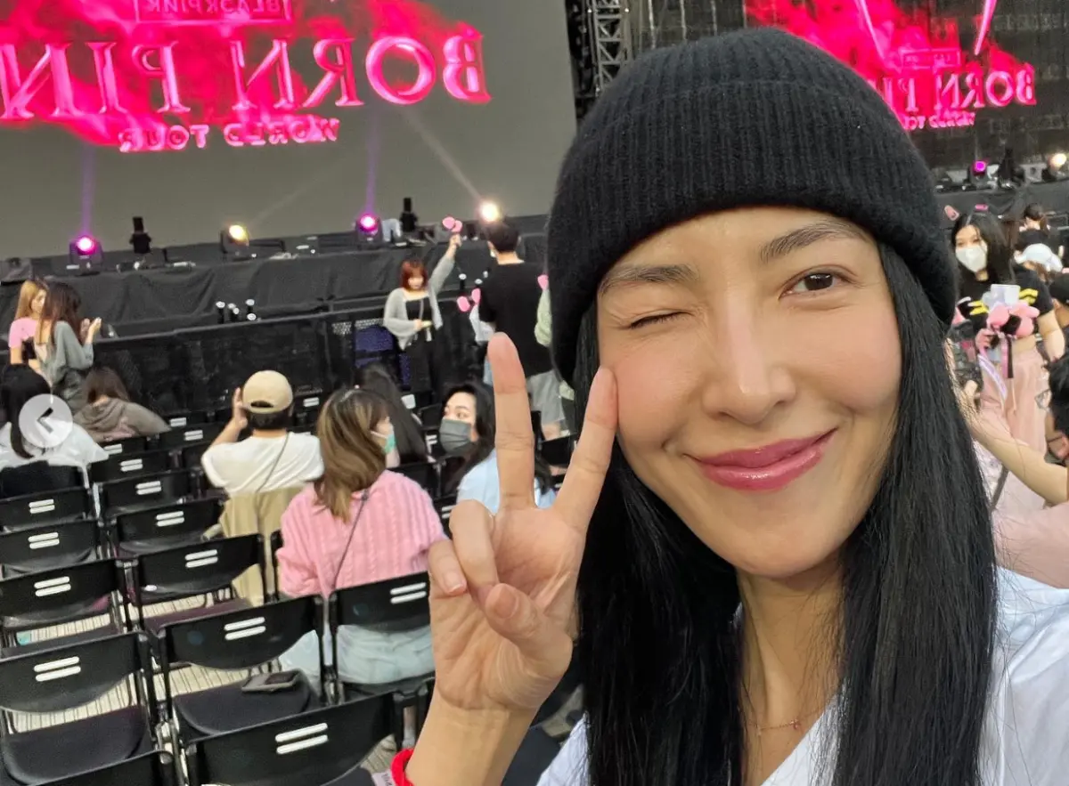 ▲楊謹華才剛拿到金鐘獎視后，今日就要飛奔高雄，準備晚上看BLACKPINK演唱會，行程滿檔。（圖／楊謹華IG@cheryllovel0ve）