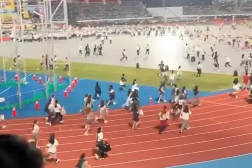 ▲為證明當天動線的混亂，有民眾甚至直接將當天一群人在田徑場跑道上的影片到網路上。（圖／翻攝自chia116116 Threads）