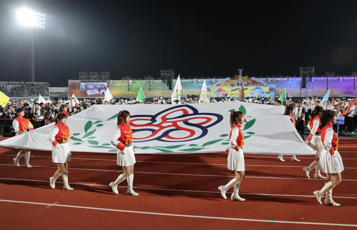 ▲全國運動會18日在雲林縣立田徑場盛大開幕，有民眾反應，當天動線非常混亂，有票的進不去、沒票的卻早就在裡面了，乖乖排隊卻看到一群人在樓下已經衝出去，嘲諷「這些人可以跟選手們比賽跑步了」。（圖／全運會提供）