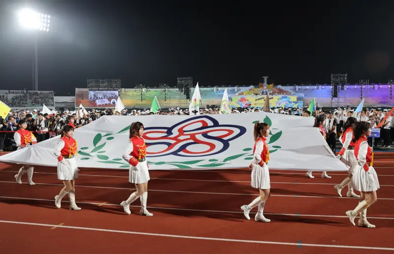 ▲全國運動會18日在雲林縣立田徑場盛大開幕，有民眾反應，當天動線非常混亂，有票的進不去、沒票的卻早就在裡面了，乖乖排隊卻看到一群人在樓下已經衝出去，嘲諷「這些人可以跟選手們比賽跑步了」。（圖／全運會提供）