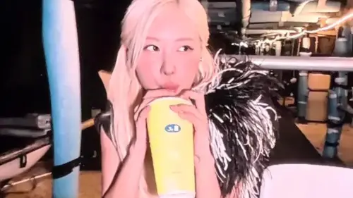 ▲BLACKPINK演唱會Rosé朴彩英SOLO大喝手搖飲料50嵐、配舊振南鳳梨酥。粉絲讚「從來不打廣告的五十嵐這次賺爛了」，釣出小編表示：「50嵐又贏」。（圖／讀者提供）