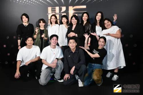 ▲《影后》演員一起出席慶功宴，嚴藝文（上排右3）透露想拍鍾欣凌（右1）跟黃迪揚（下排右2）前傳。（圖／NOWNEWS攝影中心）