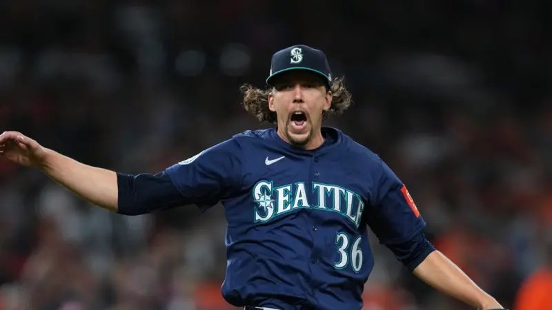 ▲水手第六戰預計推出王牌吉爾伯特（Logan Gilbert）掛帥先發，今日他出席記者會時談到道奇巨星大谷翔平的表現直呼是「史上最偉大的球員之一」，甚至說到自己平常不太會看全壘打精華，只會看大谷的。（圖／美聯社／達志影像）