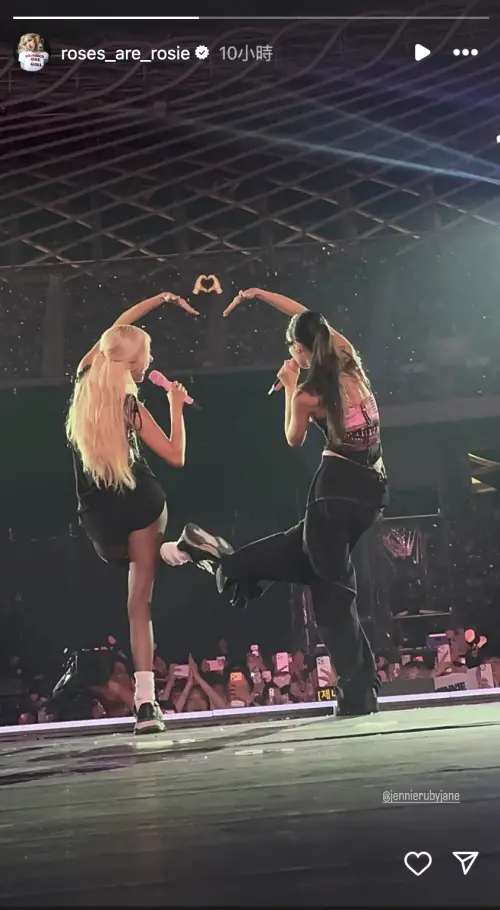 ▲Rosé（左）跟Jennie在高雄場上發明新的愛心拍照姿勢。（圖／IG@oses_are_rosie）