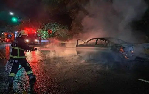 ▲苗栗三灣台3線19日發生火燒車意外，桃園溫姓夫妻疑因債務壓力欲輕生，車輛突起火兩人逃出送醫。（圖／翻攝畫面）