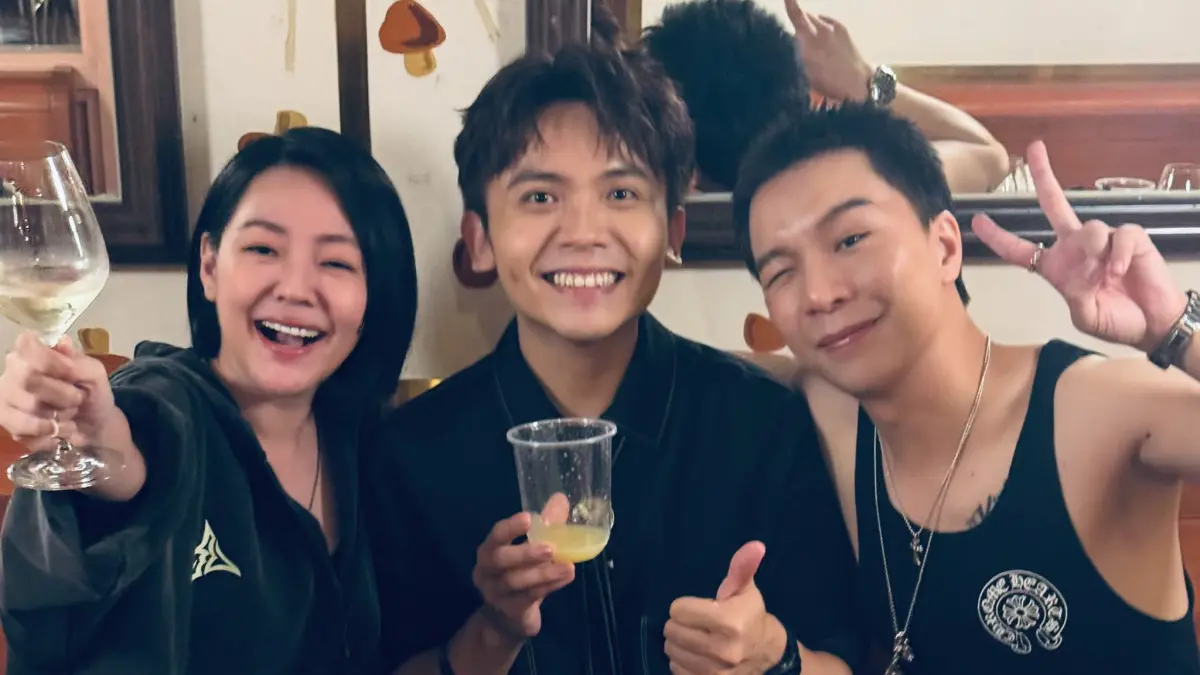 ▲黃豪平（中）金鐘獎後連跑3場慶功宴，與派翠克（右）、小S（左）重逢後，派翠克真情說：「慶幸我們沒停下來！」小S則搞笑偷嗆：「你為什麼在這裡？」讓他笑中帶淚，感性喊話：「要繼續走，也會繼續被看到！」（圖／翻攝自黃豪平臉書）