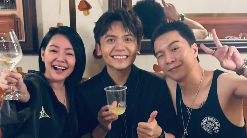 ▲黃豪平（中）金鐘獎後連跑3場慶功宴，與派翠克（右）、小S（左）重逢後，派翠克真情說：「慶幸我們沒停下來！」小S則搞笑偷嗆：「你為什麼在這裡？」讓他笑中帶淚，感性喊話：「要繼續走，也會繼續被看到！」（圖／翻攝自黃豪平臉書）