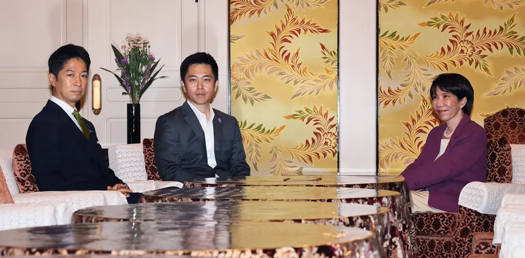 ▲日本維新會黨魁吉村洋文表示，該黨已同意與自民黨合組聯合政府。圖為日本自民黨總裁高市早苗（右）15日時與吉村洋文（中）、共同代表藤田文武（左）進行談話。（圖／美聯社／達志影像）