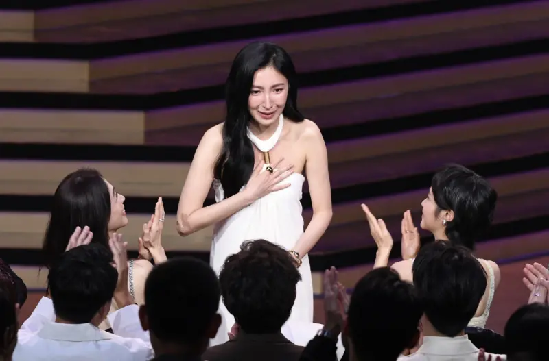金鐘獎／楊謹華穿布鞋上台領獎！柯佳嬿真實表情被拍　畫面炸翻了