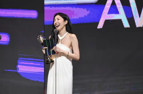 ▲楊謹華（右）奪得第60屆金鐘獎「戲劇節目女主角獎」，上台領獎時華服底下穿著布鞋全被拍，而坐在台下的柯佳嬿欣喜不斷鼓掌，全場為之激動。（圖／三立電視提供）