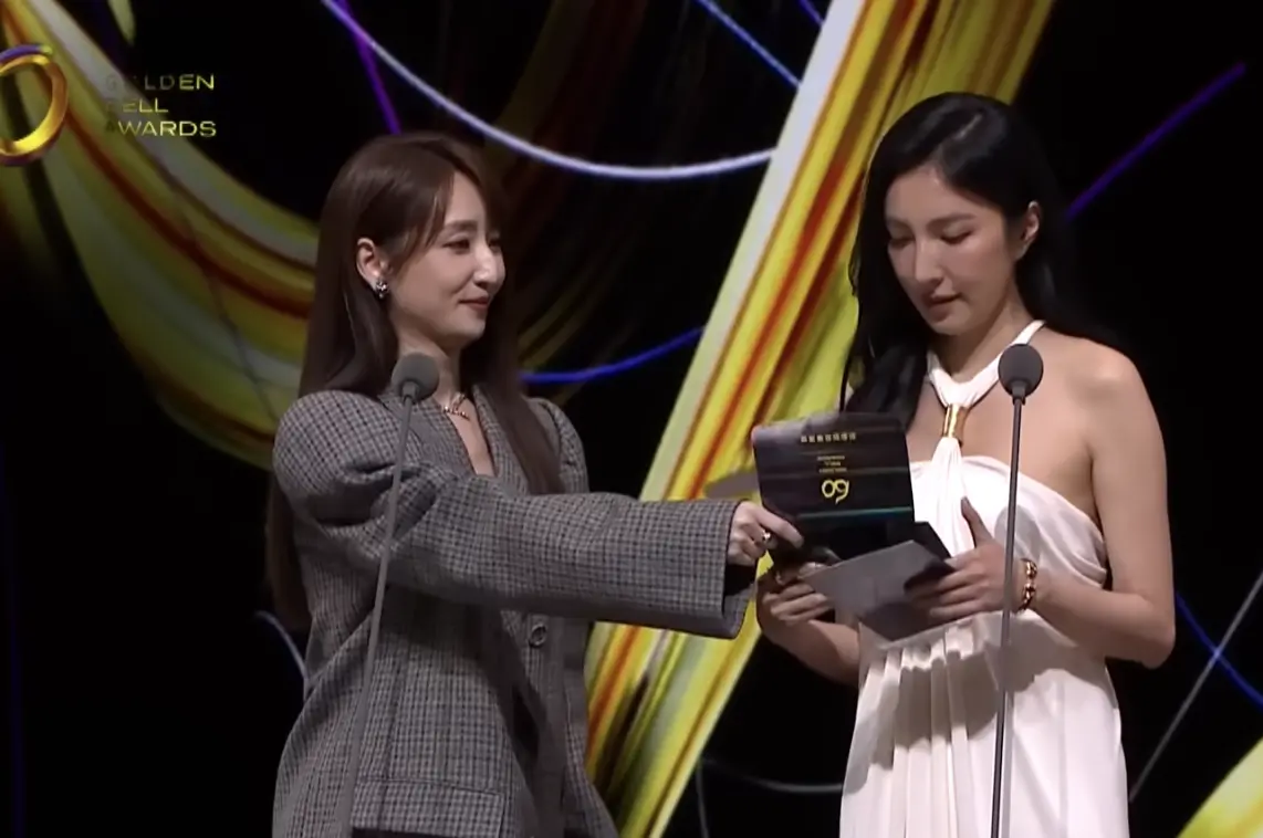 ▲柯佳嬿（左）把信封拿給楊謹華，因為得獎的是《影后》嚴藝文，小表情超可愛，也被讚很暖心。（圖／翻攝自YouTube 金鐘獎）