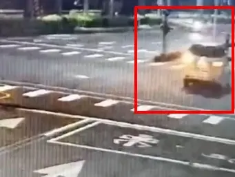 驚悚畫面曝光！高雄女行人清晨疑闖紅燈　遭計程車直接撞上噴飛
