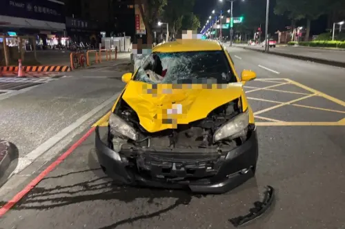 ▲高雄鼓山區明誠三路口19日清晨發生死亡車禍，48歲周女疑似闖紅燈遭計程車撞飛。計程車的車頭嚴重損毀，就連擋風玻璃都破碎，可見當時撞擊力道之大。（圖／翻攝畫面）