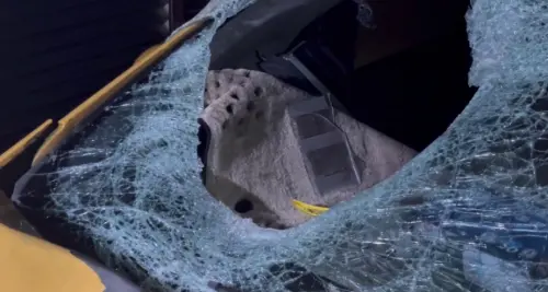 ▲高雄鼓山區明誠三路口19日清晨發生死亡車禍，48歲周女疑似闖紅燈遭計程車撞飛。計程車的車頭嚴重損毀，就連擋風玻璃都破碎，可見當時撞擊力道之大。（圖／翻攝畫面）