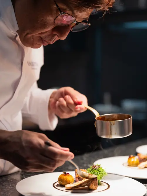 ▲連續五年榮獲東京米其林二星肯定的 ASAHINA Gastronome，主廚朝比奈悟師承「二十世紀最偉大的廚師」喬爾・侯布雄，擁有超過三十年的廚藝歷程。（圖／漢來美食提供）