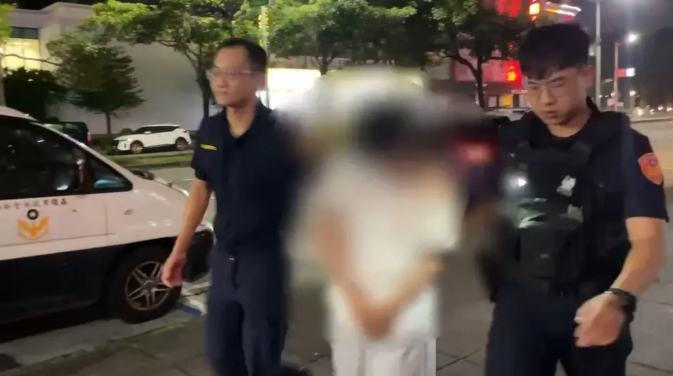 ▲BLACKPINK 高雄場爆發門票詐騙，印尼籍男子收款 14 萬未交票，50 名移工憤怒圍堵報警，警方依背信罪送辦。（圖／翻攝畫面）