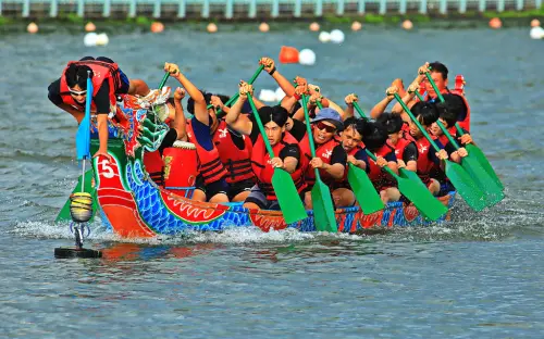 ▲鹿港老街每年6月份都會舉辦「鹿港慶端陽」活動，龍舟賽相當緊張刺激。（圖／彰化縣政府）