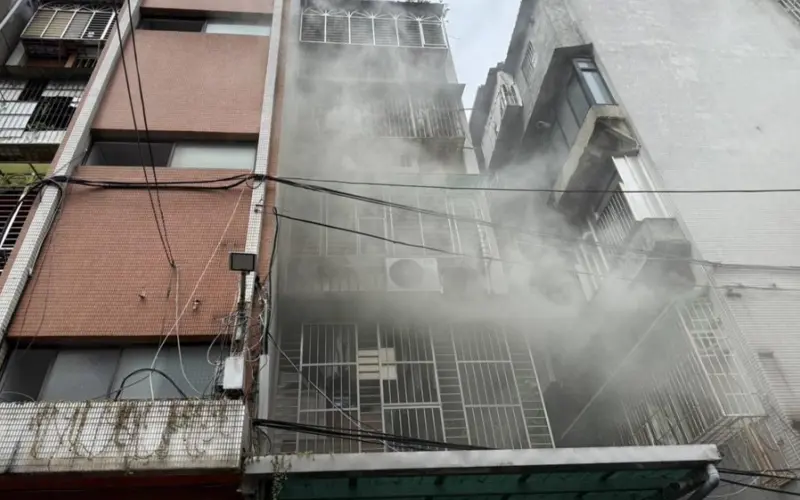 ▲新北蘆洲某間公寓二樓19日中午突起火，32歲林男當場坦承縱火，消防緊急灌救撲滅火勢並疏散19人，所幸無人傷亡。（圖／翻攝畫面）