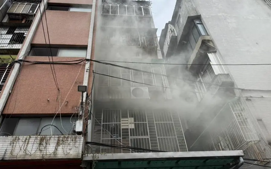 ▲新北蘆洲某間公寓二樓19日中午突起火，32歲林男當場坦承縱火，消防緊急灌救撲滅火勢並疏散19人，所幸無人傷亡。（圖／翻攝畫面）