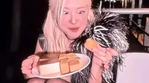 ▲BLACKPINK演唱會在高雄世運主場館開唱，Rosé朴彩英SOLO大吃舊振南鳳梨酥配50嵐波霸紅茶拿鐵。小編發文表示，「謝謝你感受高雄的好！」（圖／讀者提供）