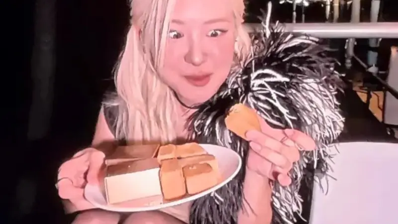 ▲BLACKPINK演唱會在高雄世運主場館開唱，Rosé朴彩英SOLO大吃舊振南鳳梨酥配50嵐波霸紅茶拿鐵。小編發文表示，「謝謝你感受高雄的好！」（圖／讀者提供）