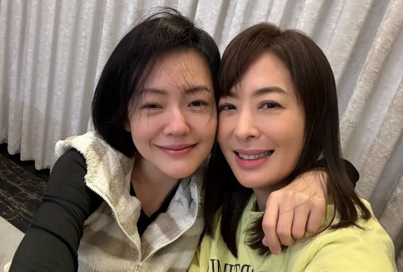 ▲小S（左）失去大S後悲痛向賈永婕（右）透露心境，難過表示「我不好笑了」，賈永婕則暖心安慰「我們都在等妳」。（圖／賈永婕的跑跳人生FB）