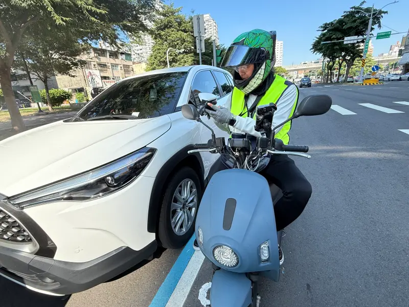 ▲停車開單員羅于凱巡查停車格發現車牌異常，馬上通報協助警方加速取締(圖／交通局提供2025.10.19)