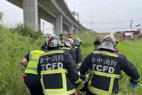 快訊／女騎士國4潭子段墜橋　從3層樓高處墜落橫躺草地命危　
