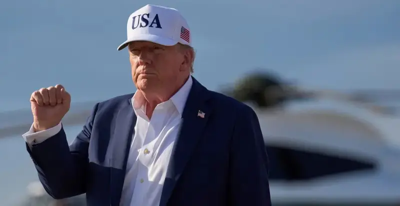 ▲美國總統川普於當地時間18日時於佛羅里達州自家高爾夫球俱樂部進行了球敘，與來自包括韓國、日本、台灣等亞洲企業代表交流。（圖／美聯社／達志影像）