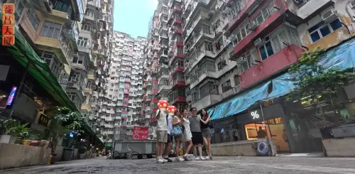 ▲金針菇一家人朝聖香港「益昌大廈」時，被指無視禁止拍攝公告，在當地大拍合照，引發一名香港網友不滿。（圖／韓勾ㄟ金針菇YT）