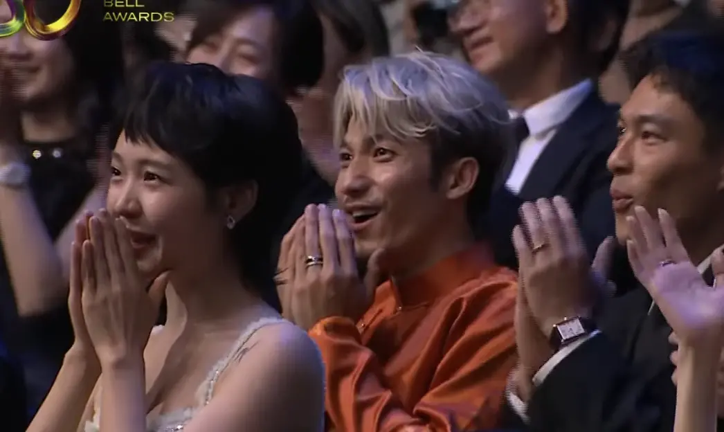 ▲連炳發（中間）看到楊謹華和柯佳嬿接吻，眼睛瞪大雙手放在嘴巴前面，被網友笑說吃瓜表情太真實。（圖／翻攝自YouTube 金鐘獎）