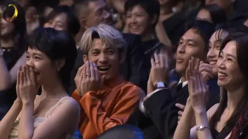 ▲連炳發還往旁邊看了一下，內心相當震驚。（圖／翻攝自YouTube 金鐘獎）