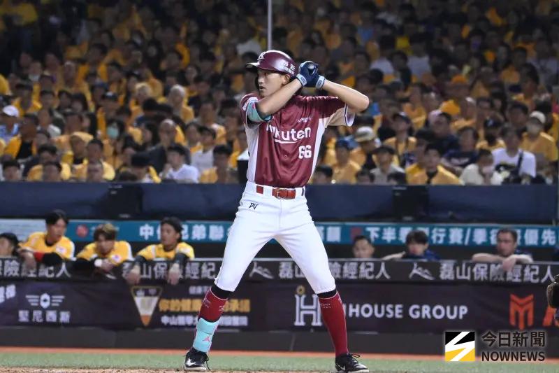▲樂天桃猿新秀何品室融在台灣大賽G1擔任先發，卻因為抽筋提前退場。（圖／記者林柏年攝 ,2025.10.18）