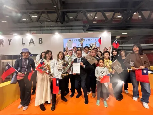 ▲賽事現場宣布總冠軍是台灣，現場歡聲雷動，也讓我國國旗在義大利飄揚。（圖／Taiwan in Milan 駐米蘭辦事處）