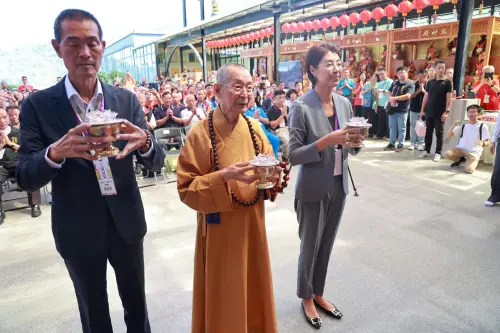 ▲南投縣長許淑華親臨，與大華嚴寺導師海雲和上、朝天宮董事長蔡咏鍀共同點亮祈福之燈，（圖／大華嚴寺提供）