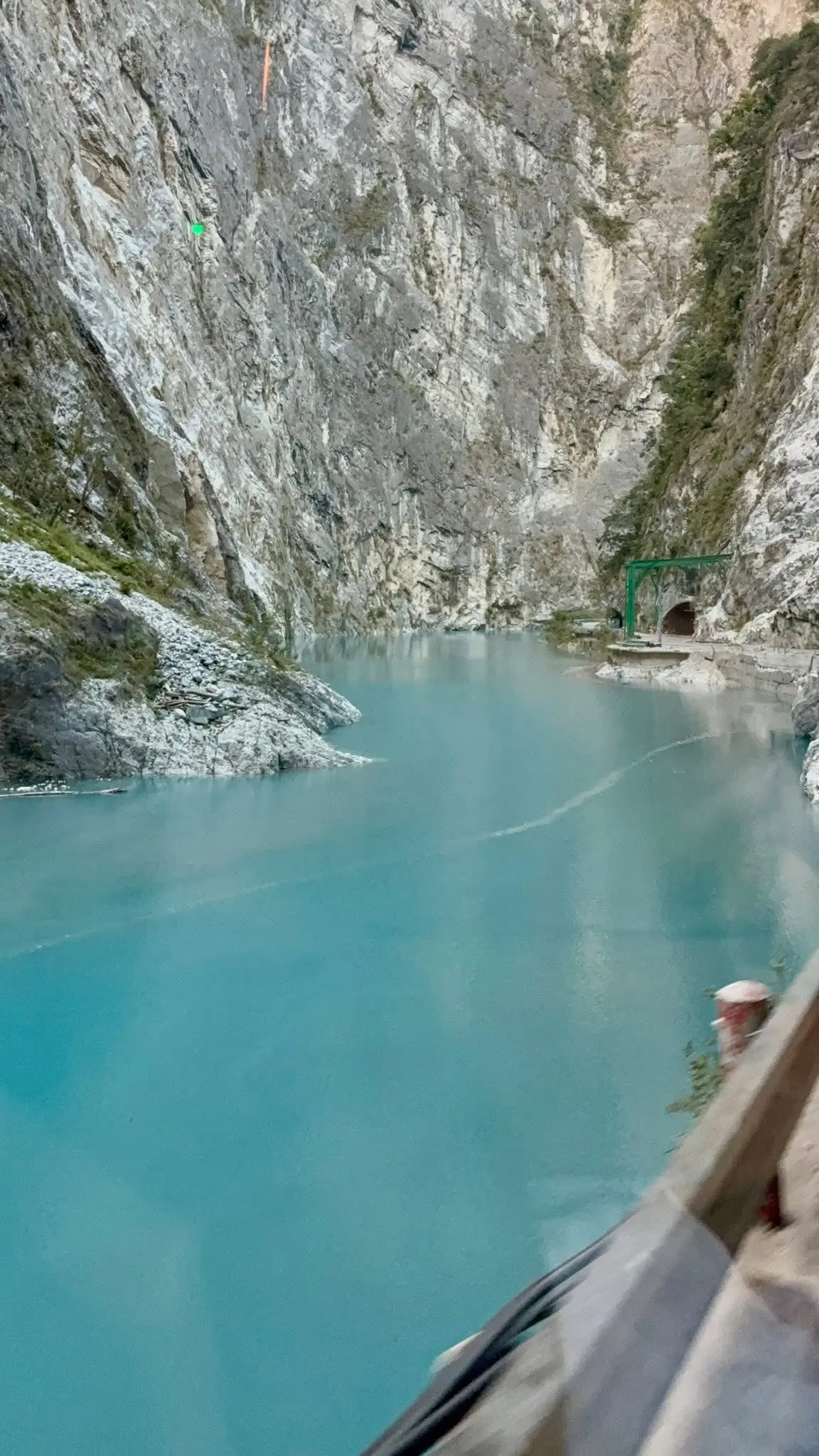 ▲燕子口堰塞湖快滿！遊客曝撤離過程畫面震撼。（圖／Threads:anessa_huang1023）