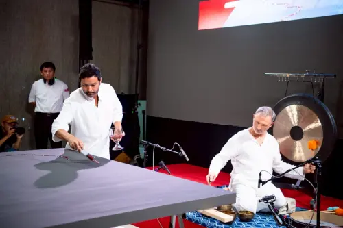 ▲慶山建設邀請國際藝術家 Tobias Tovera 帶來世界級的能量創作—《煉金術之夜》，（圖／慶山提供）