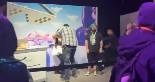 ▲實況主Emiru在 TwitchCon 活動中，突然有一位陌生男子衝上台熊抱她，下秒試圖強吻脖子。（圖／X平台）