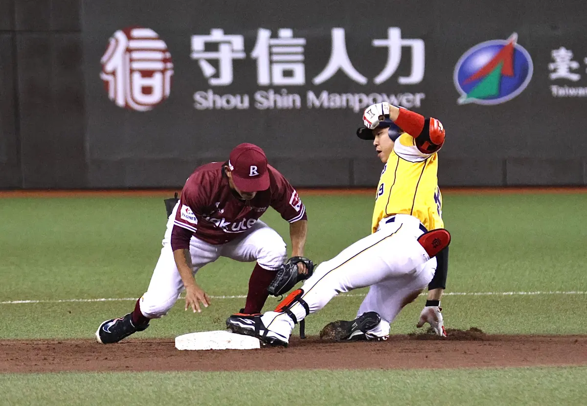 ▲台灣大賽G2，在前5局兩隊守備都有美技演出，桃猿這裡有陳晨威的雷射肩助殺，而兄弟這裡則有岳政華的「六星級接殺」，增添比賽看頭。（圖／記者朱永強攝）