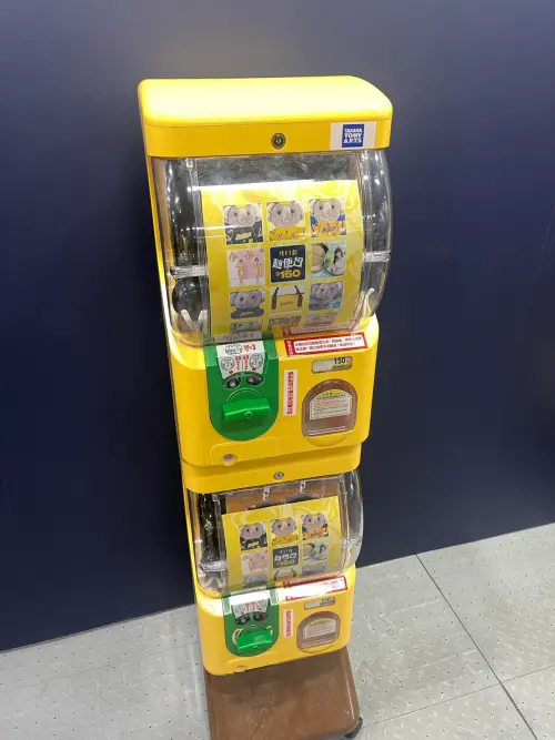 ▲提早到場的球迷來到B2商品店開逛，其中有PS女孩、球員與「小翔」、「艾比」的球衣、立牌等應援物的扭蛋，吸引球迷搶玩。（圖／記者林子翔攝 ,2025.10.19）