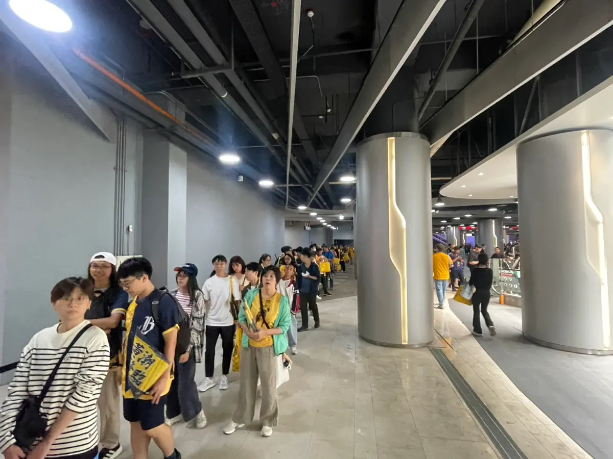 ▲中信兄弟昨戰輸球系列賽處於落後局面，戰況危急下中信兄弟球迷也坐不住，自中午便提前來到大巨蛋，人潮比起昨天明顯更早集合。（圖／記者林子翔攝 ,2025.10.19）